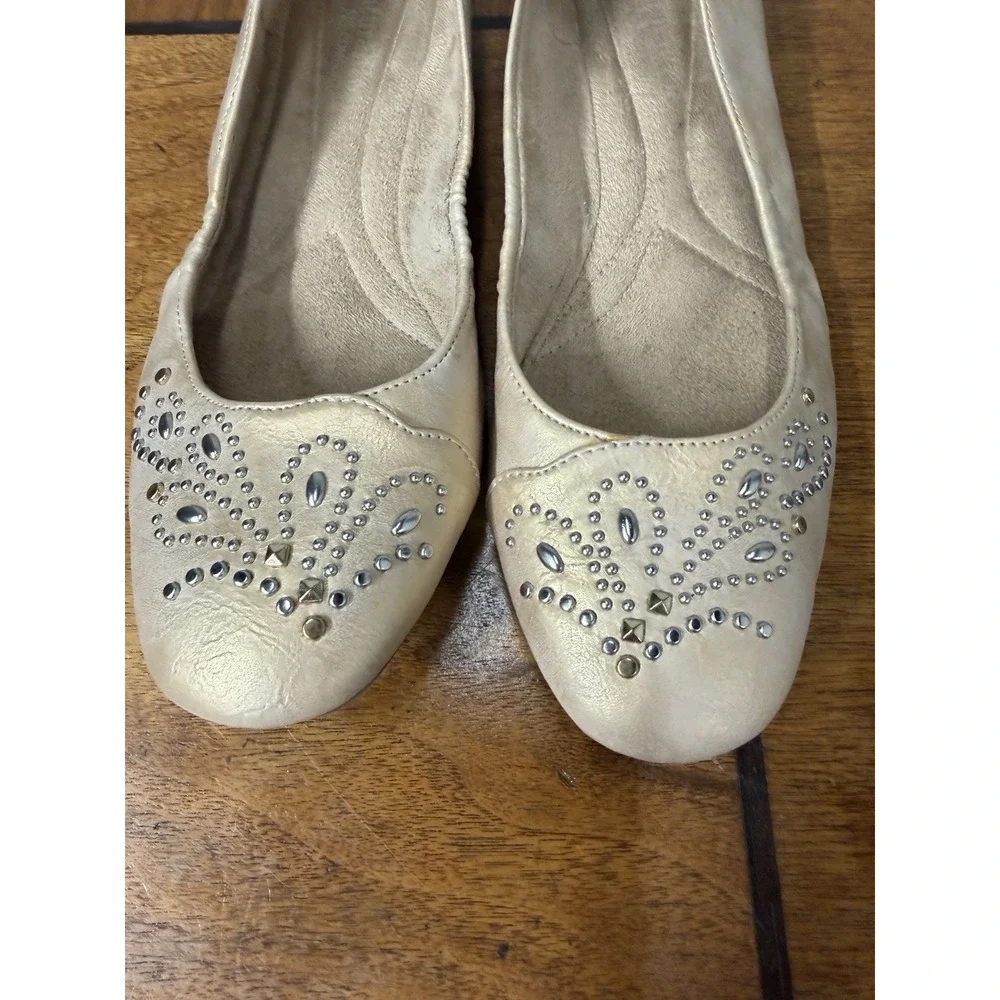 Naturalizer Women's 7 Ballet Flats N5 Comfort Leather Tan Gold Studs Shoes Metal